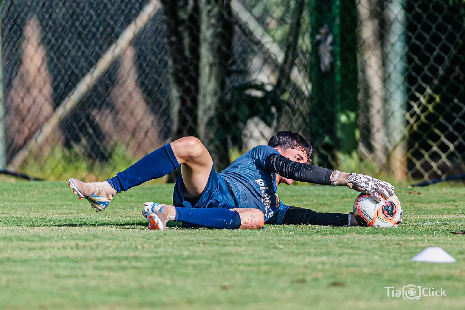 Davi defendendo uma bola